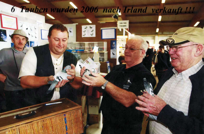 im Bild von links: Fritz Völlmig, Jörg Völlmig, Jeffrey und sein Freund bei der Begutachtung der Tiere